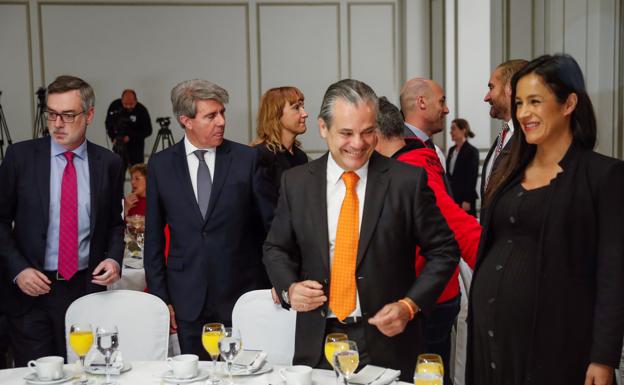 Garrido, junto con Villegas, De Quinto y Villacís en el desayuno de hiy en Madrid.