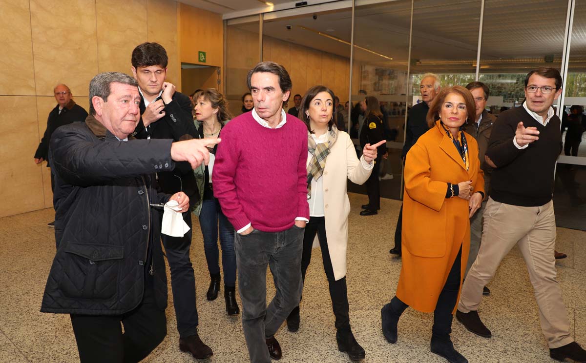 El expresidente del Gobierno José María Aznar participa en un mitin del PP en Burgos. 