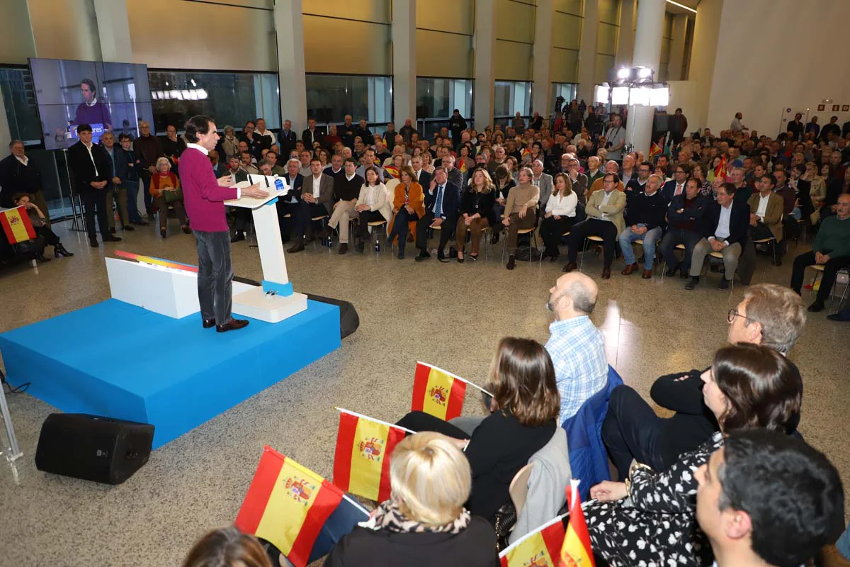 El expresidente del Gobierno José María Aznar participa en un mitin del PP en Burgos. 