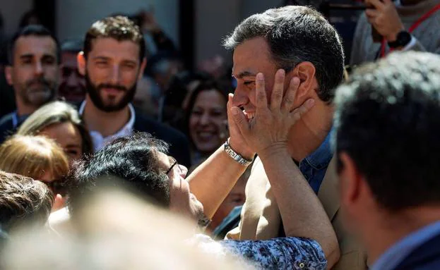 Una mujer saluda a Sánchez este viernes durante el acto de campaña en Toledo.