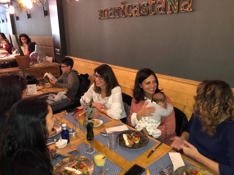 Esther Peña (PSOE) desayuna con sus amigas en la capital burgalesa acompañada por su hija