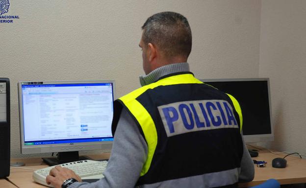 Urna con papeletas en un colegio de la ciudad asturiana de Avilés.