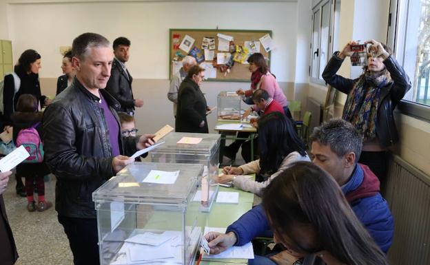 El candidato al Senado de Recortes Cero-Grupo Verde-Partido Castellano por Burgos, Domingo Hernández, ejerce su derecho al voto.