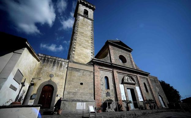 Vista de una iglesia en Vinci (Toscana). 