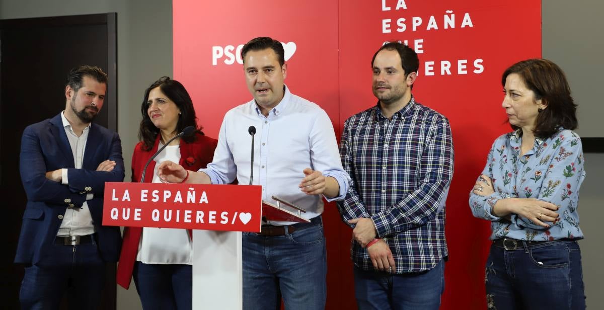 Los socialistas burgaleses viven una noche de celebración desbordada tras ganar por primera vez las elecciones en Burgos. 