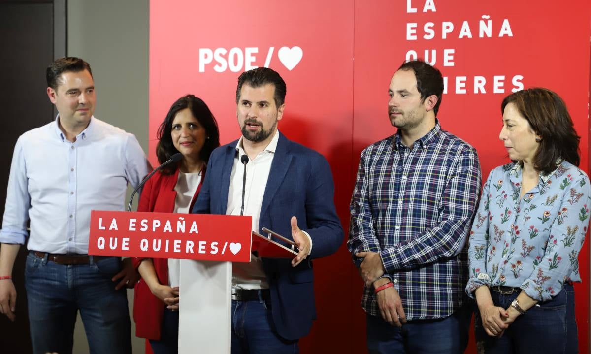 Los socialistas burgaleses viven una noche de celebración desbordada tras ganar por primera vez las elecciones en Burgos. 