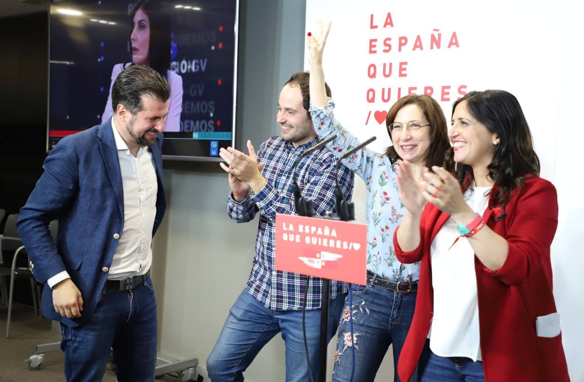 Los socialistas burgaleses viven una noche de celebración desbordada tras ganar por primera vez las elecciones en Burgos. 