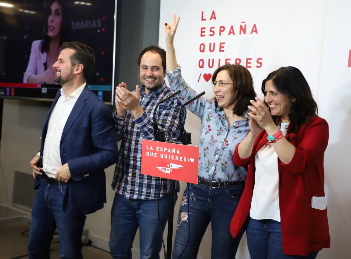 Los socialistas burgaleses viven una noche de celebración desbordada tras ganar por primera vez las elecciones en Burgos. 