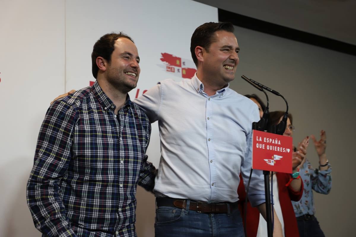 Los socialistas burgaleses viven una noche de celebración desbordada tras ganar por primera vez las elecciones en Burgos. 