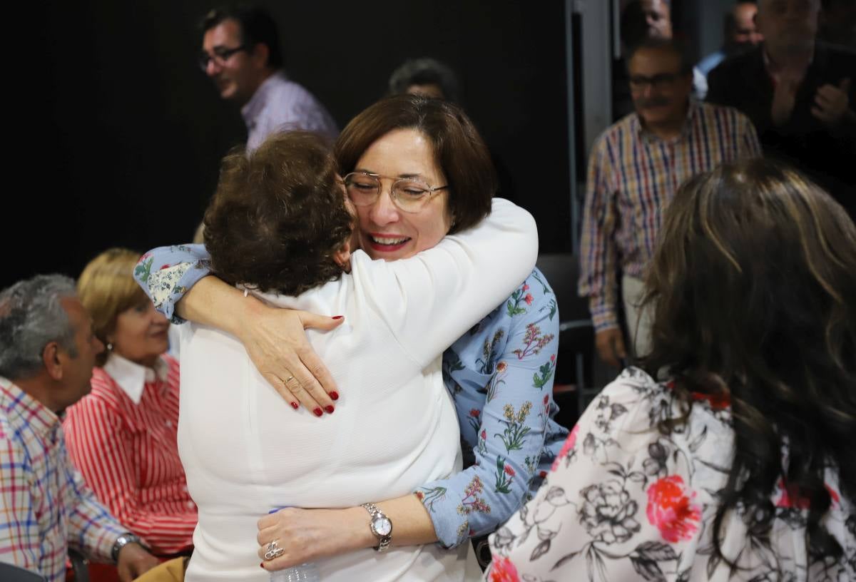 Los socialistas burgaleses viven una noche de celebración desbordada tras ganar por primera vez las elecciones en Burgos. 