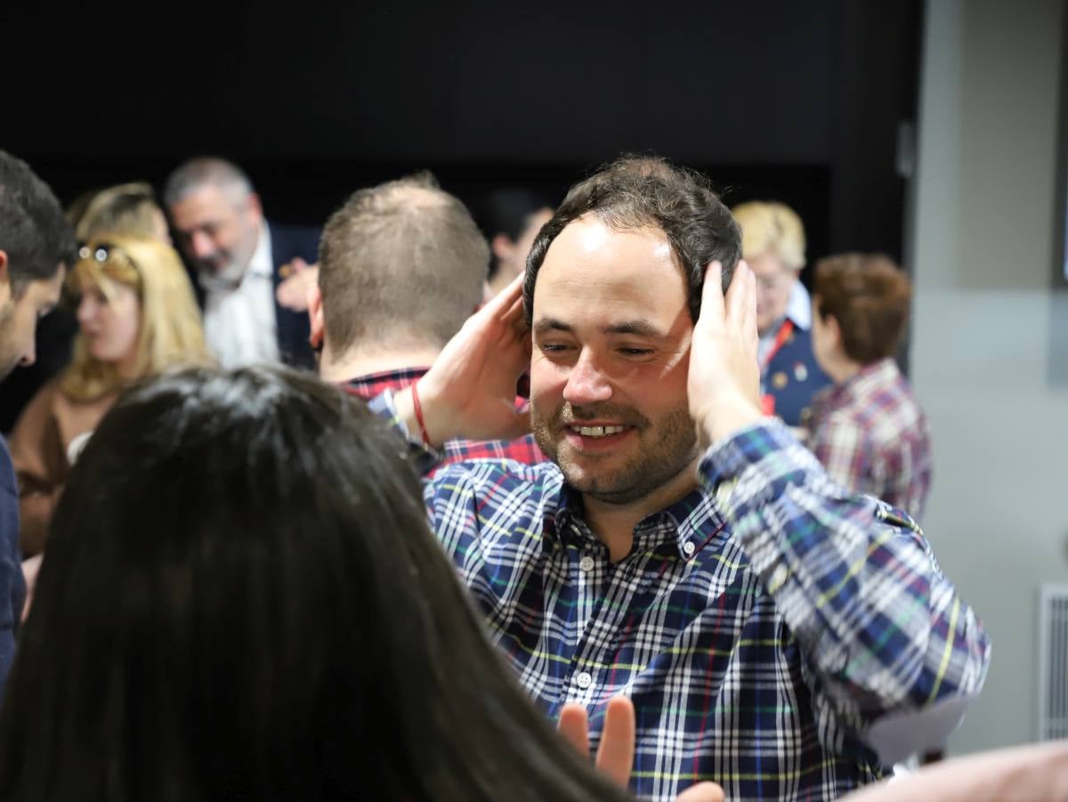 Los socialistas burgaleses viven una noche de celebración desbordada tras ganar por primera vez las elecciones en Burgos. 