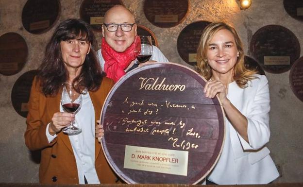 Yolanda y Carolina García Viadero posan con Mark Knopfler y la tapas de la barrica ya firmada. 