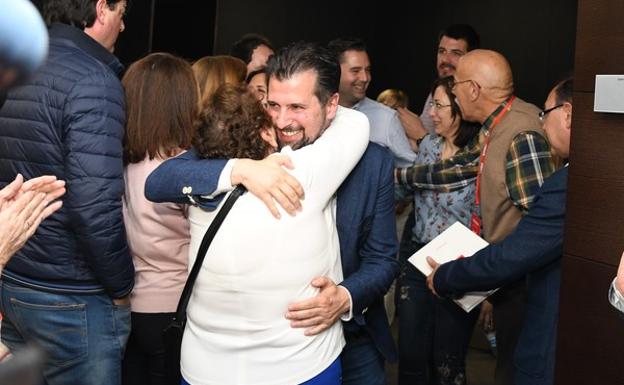 Alegría del secretario general del PSOECYL, Luis Tudanca por el resultado de las elecciones generales