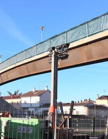 Imagen secundaria 2 - La pasarela de El Crucero ya está colocada sobre la autovía