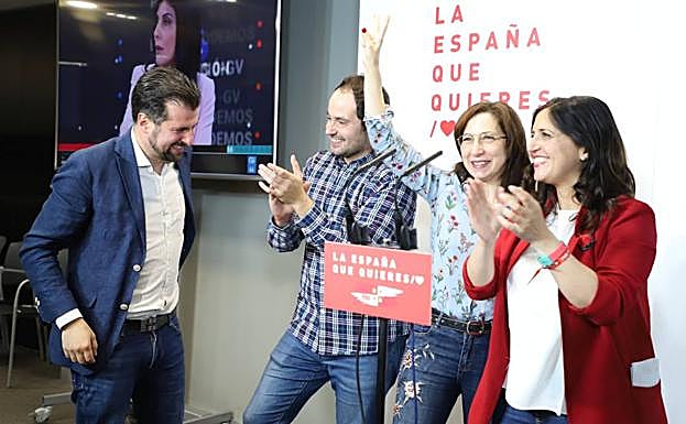 Lui Tudanca, Salvador Sierra, Mar Aarnaiz y Esther Peña, celebrando la vistoria