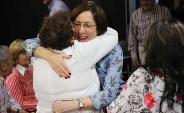 Mar Arnaiz recibió ayer el cariño de la militancia tras salir elegida