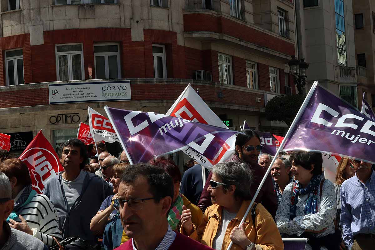 Más de un millar de personas se han manifestado en Burgos en la convocatoria realizada por CCOO y UGT | La prevención ante los accidentes laborales es una de las principales demandas