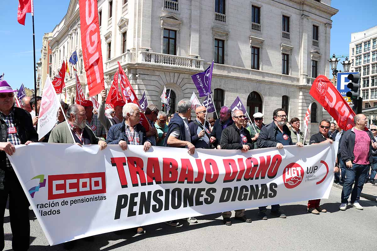 Más de un millar de personas se han manifestado en Burgos en la convocatoria realizada por CCOO y UGT | La prevención ante los accidentes laborales es una de las principales demandas