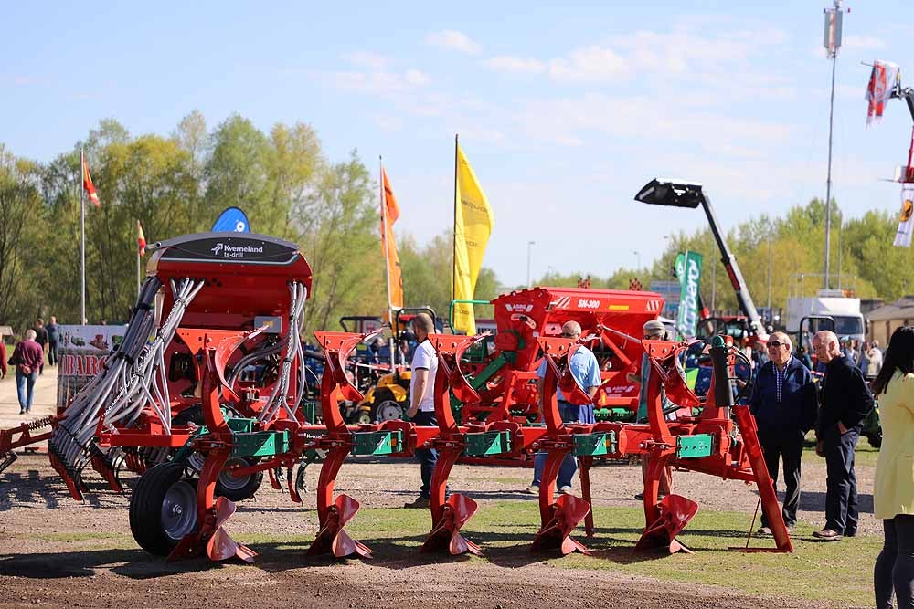 La Villa Ducal de Lerma vive, hasta el próximo 3 de mayo, su Feria de Maquinaria Agrícola con 175 expositores y un buen tiempo que ha llenado de visitantes el recinto ferial en su primera jornada