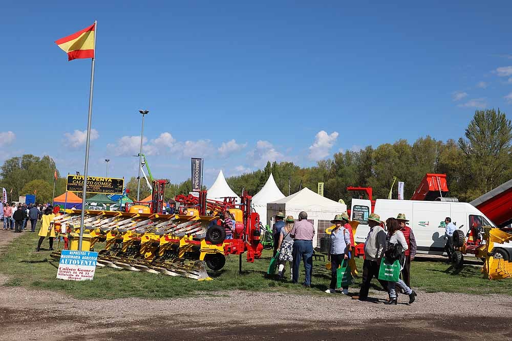 La Villa Ducal de Lerma vive, hasta el próximo 3 de mayo, su Feria de Maquinaria Agrícola con 175 expositores y un buen tiempo que ha llenado de visitantes el recinto ferial en su primera jornada