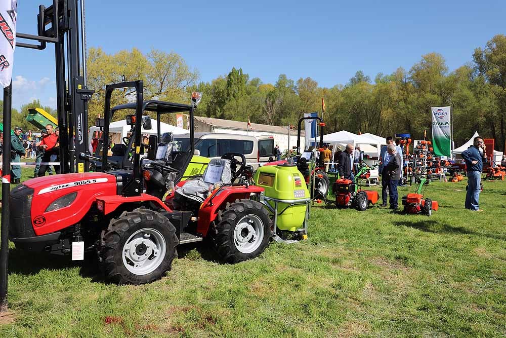 La Villa Ducal de Lerma vive, hasta el próximo 3 de mayo, su Feria de Maquinaria Agrícola con 175 expositores y un buen tiempo que ha llenado de visitantes el recinto ferial en su primera jornada