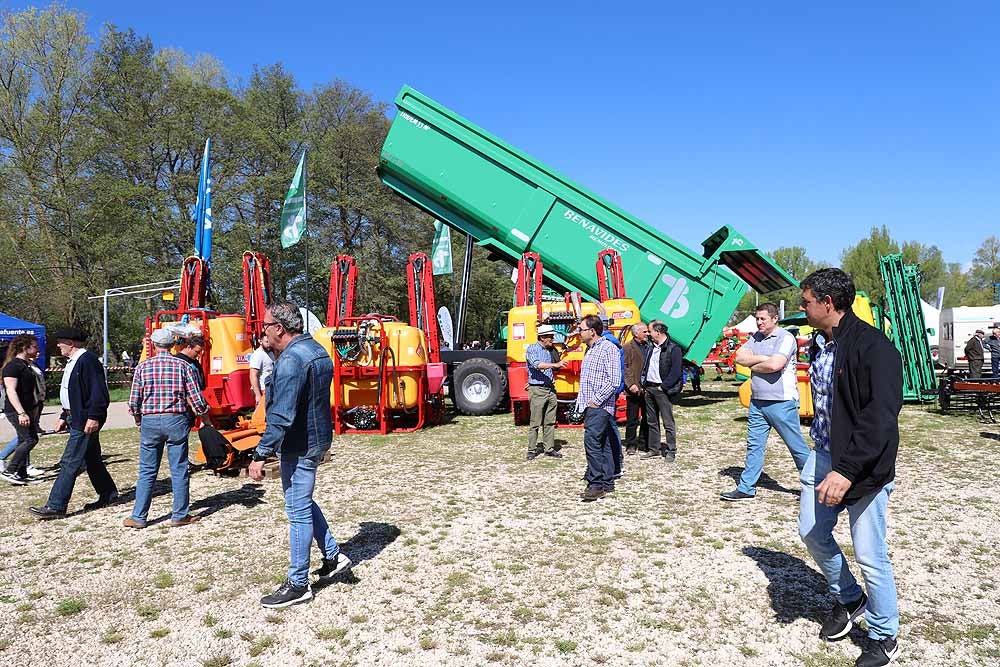 La Villa Ducal de Lerma vive, hasta el próximo 3 de mayo, su Feria de Maquinaria Agrícola con 175 expositores y un buen tiempo que ha llenado de visitantes el recinto ferial en su primera jornada