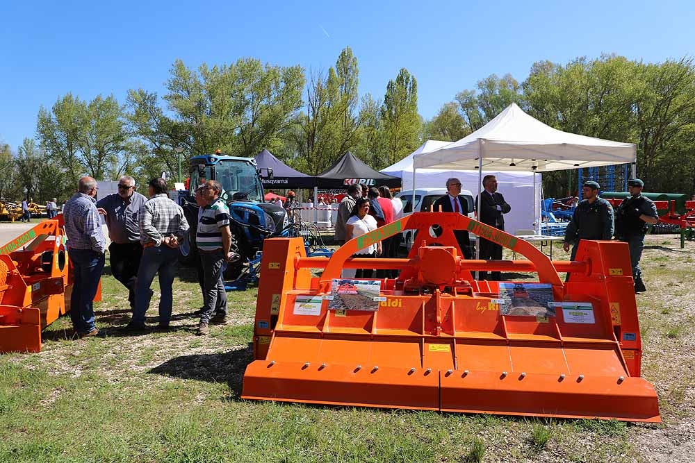 La Villa Ducal de Lerma vive, hasta el próximo 3 de mayo, su Feria de Maquinaria Agrícola con 175 expositores y un buen tiempo que ha llenado de visitantes el recinto ferial en su primera jornada