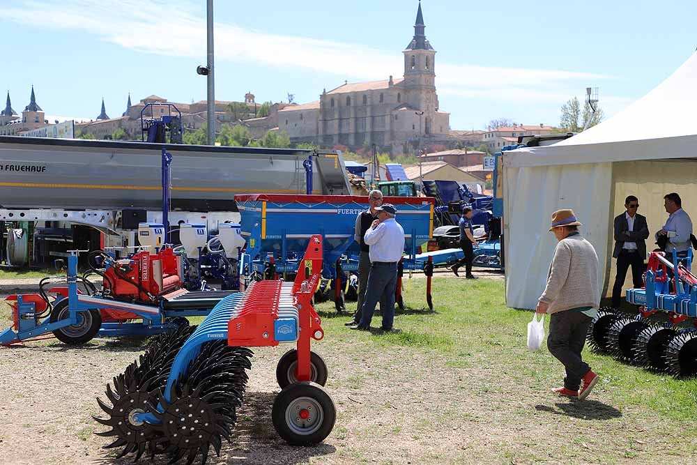 La Villa Ducal de Lerma vive, hasta el próximo 3 de mayo, su Feria de Maquinaria Agrícola con 175 expositores y un buen tiempo que ha llenado de visitantes el recinto ferial en su primera jornada