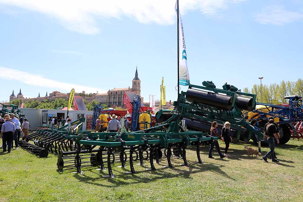 La Villa Ducal de Lerma vive, hasta el próximo 3 de mayo, su Feria de Maquinaria Agrícola con 175 expositores y un buen tiempo que ha llenado de visitantes el recinto ferial en su primera jornada