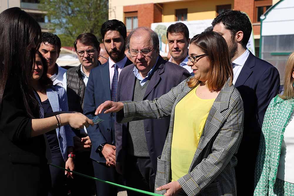 El presidente de la Junta, Juan Vicente Herrera, ha inaugurado la feria pero ha estado acompañado de políticos locales y provinciales, además de los candidatos a la Junta Alfonso Fernández Mañueco y Francisco Igea