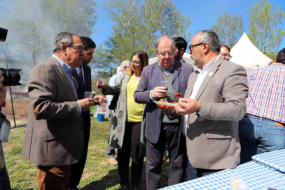 El presidente de la Junta, Juan Vicente Herrera, ha inaugurado la feria pero ha estado acompañado de políticos locales y provinciales, además de los candidatos a la Junta Alfonso Fernández Mañueco y Francisco Igea