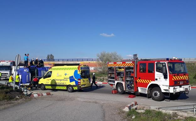 Imagen principal - Herido un camionero que ha tenido que ser rescatado por los bomberos al volcar en la N-120