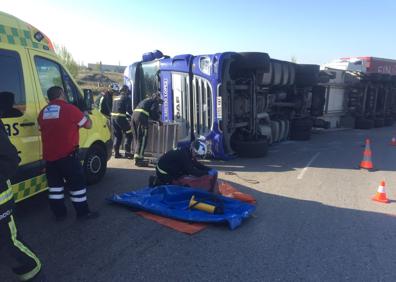 Imagen secundaria 1 - Herido un camionero que ha tenido que ser rescatado por los bomberos al volcar en la N-120