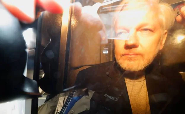 El fundador de WikiLeaks, Julian Assange, llega a la corte en Londres.