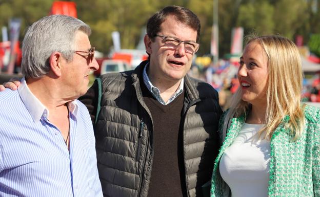 Alfonso Fernández Mañueco, en el centro de la imagen, a su llegada a la Feria de Lerma. 