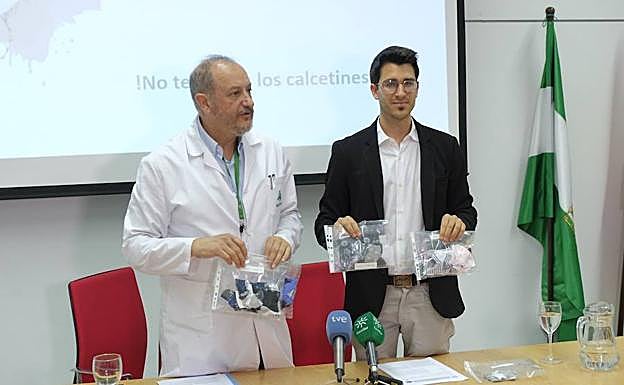 Investigadores de la Universidad de Granada con algunas muestras de calcetines utilizadas durante el estudio.