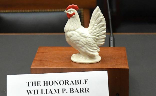 Una figura de una gallina en el lugar en que debería haber estado William Bar. 