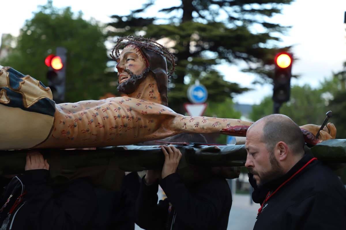 El Santo Cristo de Burgos vuelve a procesionar por las calles del centro de la ciudad después de que la cofradía arreglara los desperfectos sufridos tras la caída de la pasada Semana Santa. 