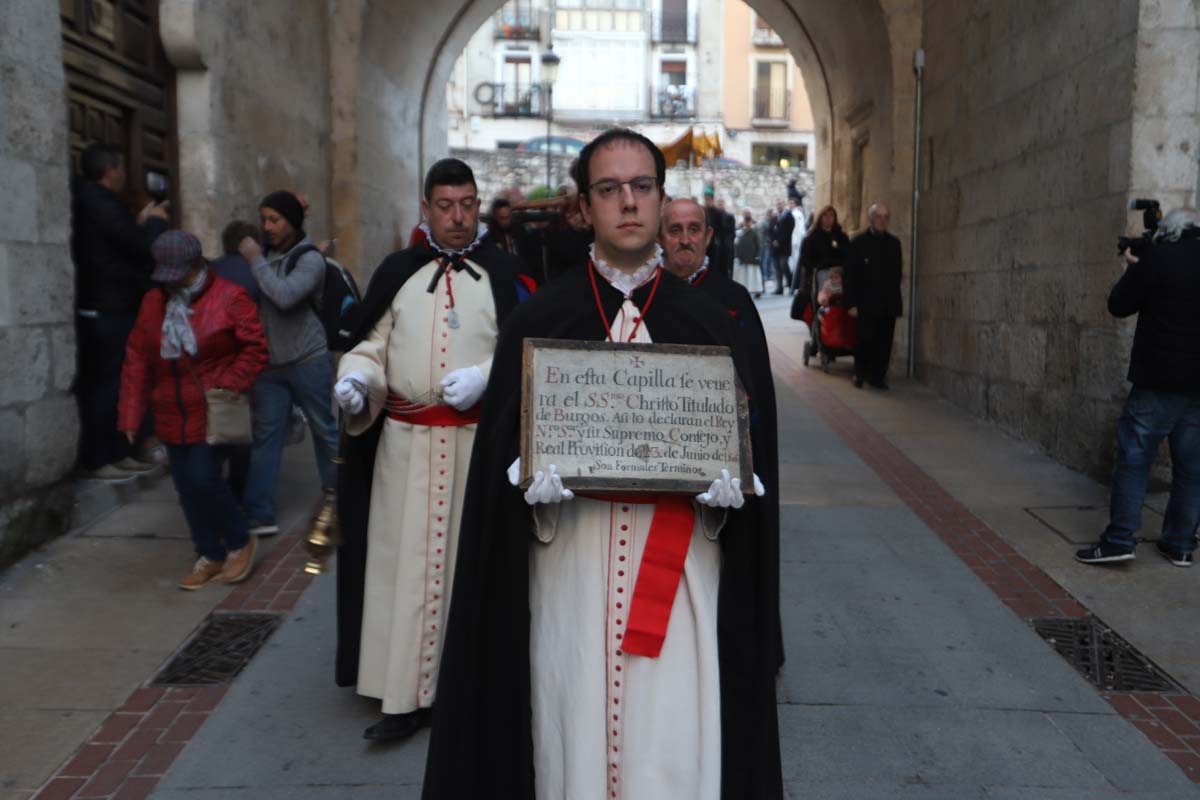 El Santo Cristo de Burgos vuelve a procesionar por las calles del centro de la ciudad después de que la cofradía arreglara los desperfectos sufridos tras la caída de la pasada Semana Santa. 