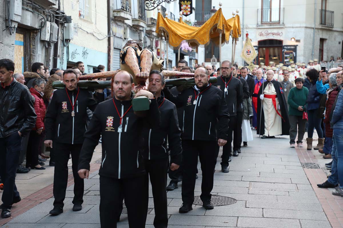 El Santo Cristo de Burgos vuelve a procesionar por las calles del centro de la ciudad después de que la cofradía arreglara los desperfectos sufridos tras la caída de la pasada Semana Santa. 