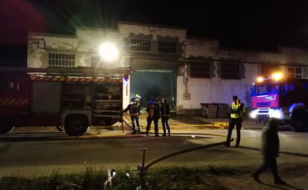 Bomberos intentan soforcar el fuego de la nave de paja en Melgar de Fernamental. 