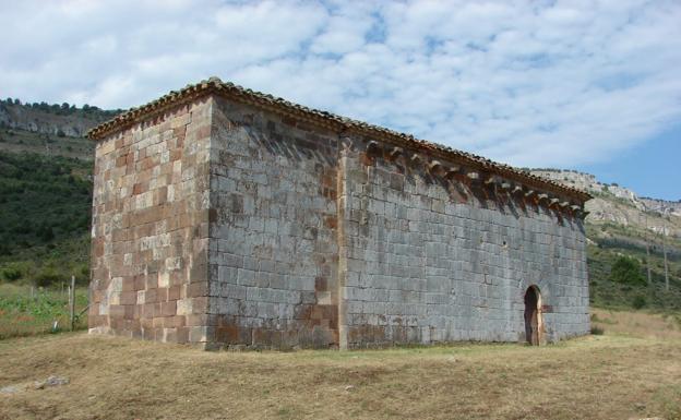 La ermita prerrománica de San Juan Bautista se encuentra a los pies del Monte Gayubar. 