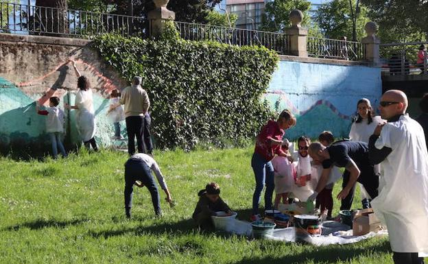 Familias con niños pequeños han participado hoy en la actividad. 