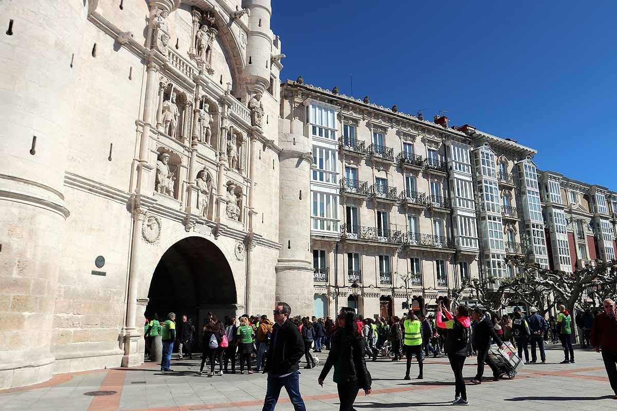 Miles de burgaleses participan en la I Marcha Contra el Cáncer de Burgos, que agota los dorsales