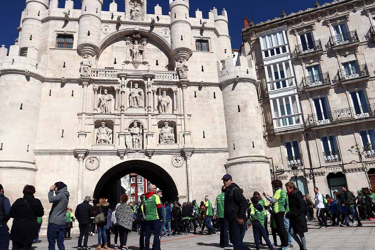 Miles de burgaleses participan en la I Marcha Contra el Cáncer de Burgos, que agota los dorsales
