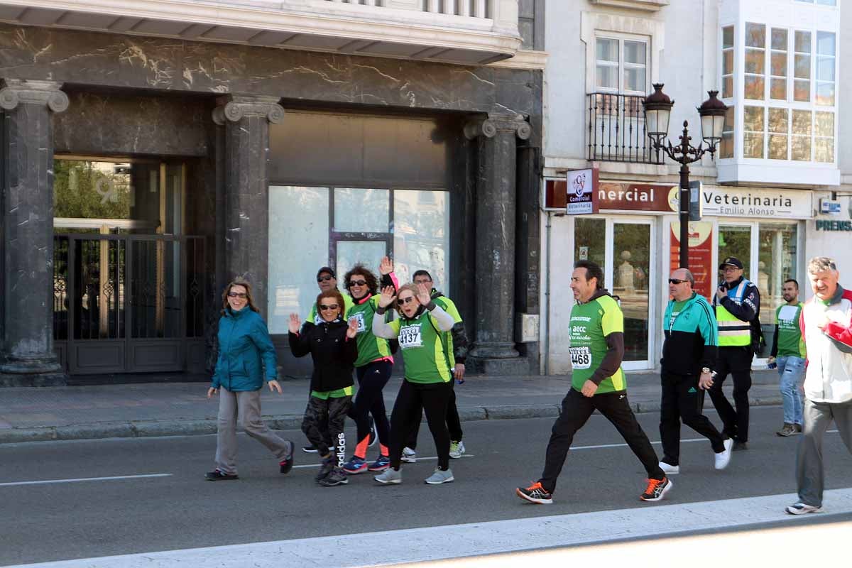 Miles de burgaleses participan en la I Marcha Contra el Cáncer de Burgos, que agota los dorsales