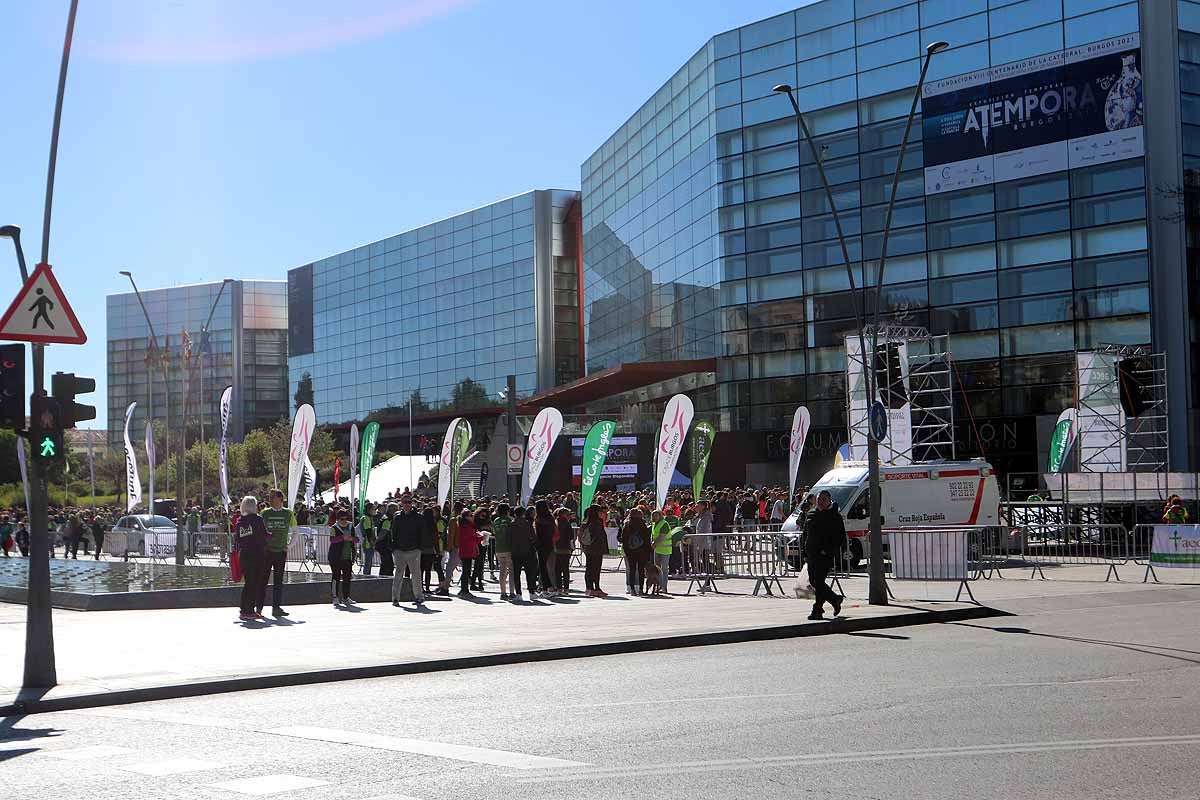 Miles de burgaleses participan en la I Marcha Contra el Cáncer de Burgos, que agota los dorsales
