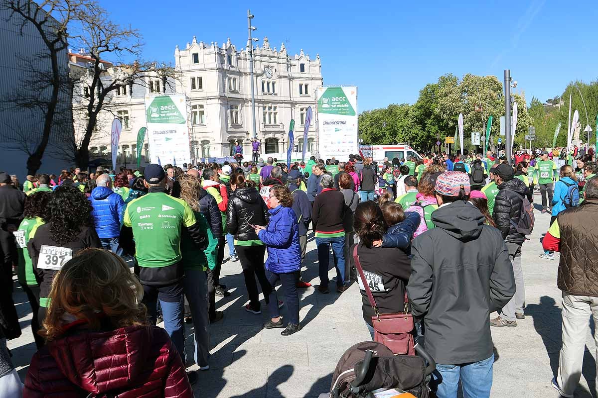Miles de burgaleses participan en la I Marcha Contra el Cáncer de Burgos, que agota los dorsales
