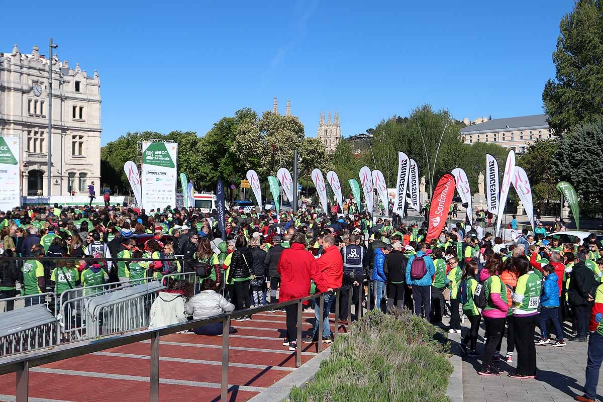 Miles de burgaleses participan en la I Marcha Contra el Cáncer de Burgos, que agota los dorsales