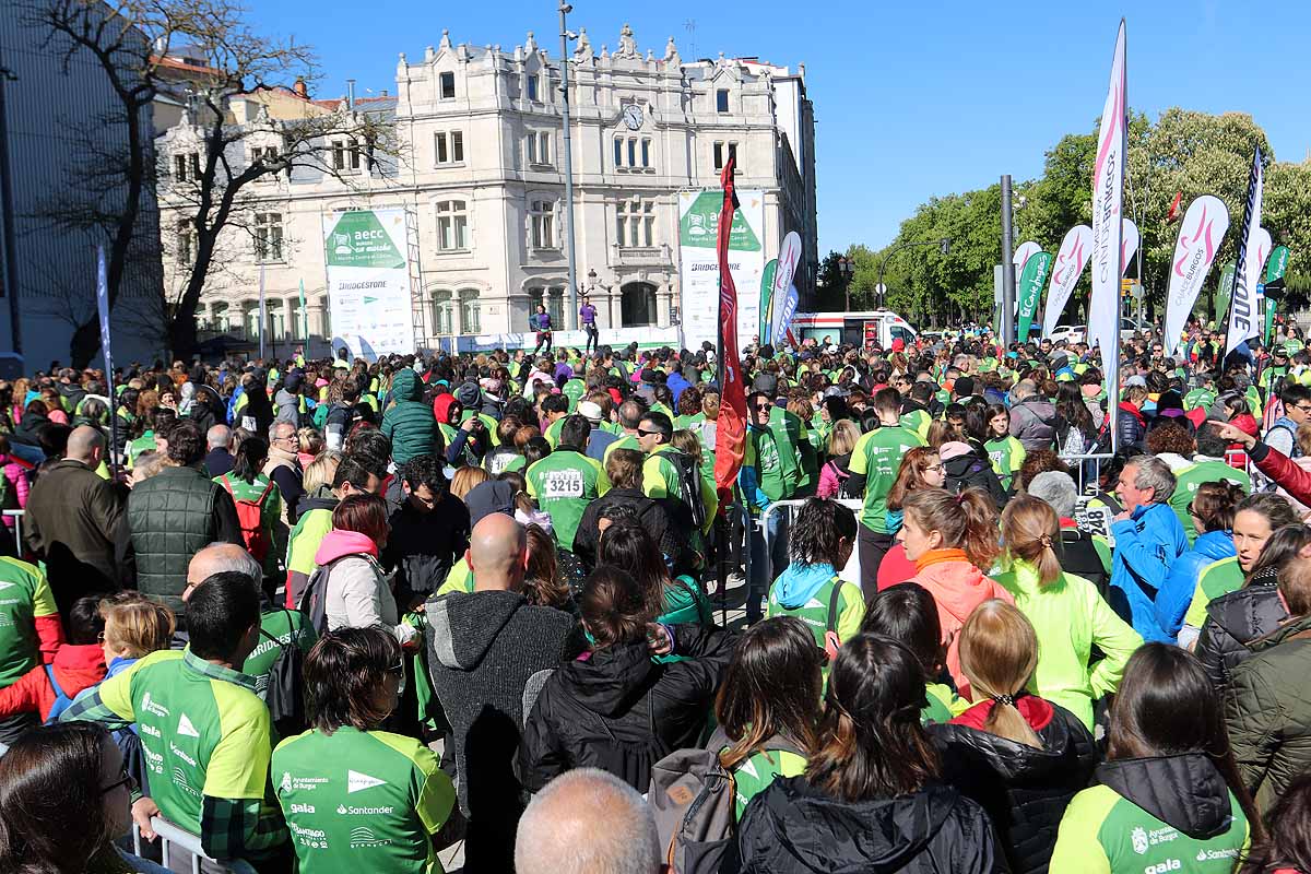 Miles de burgaleses participan en la I Marcha Contra el Cáncer de Burgos, que agota los dorsales
